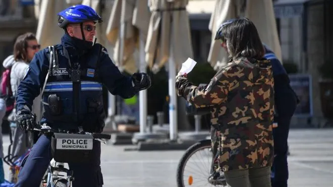 Pháp: Xét xử băng nhóm giả danh cảnh sát cướp của người dân