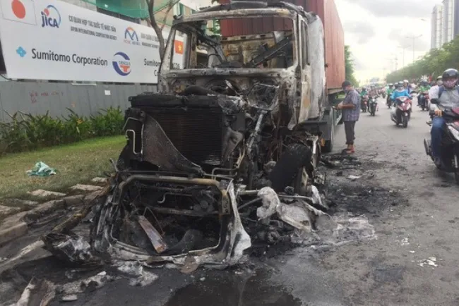 Tin tức tai nạn giao thông hôm nay 4/5/2020: Xe container cháy dữ dội trên Xa Lộ Hà Nội 