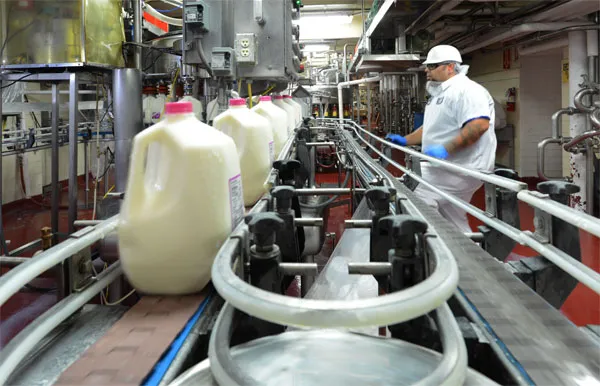 Nhà máy sữa tại Mỹ của Vinamilk ủng hộ 23 ngàn lít sữa cho người dân trong đại dịch Covid-19 2
