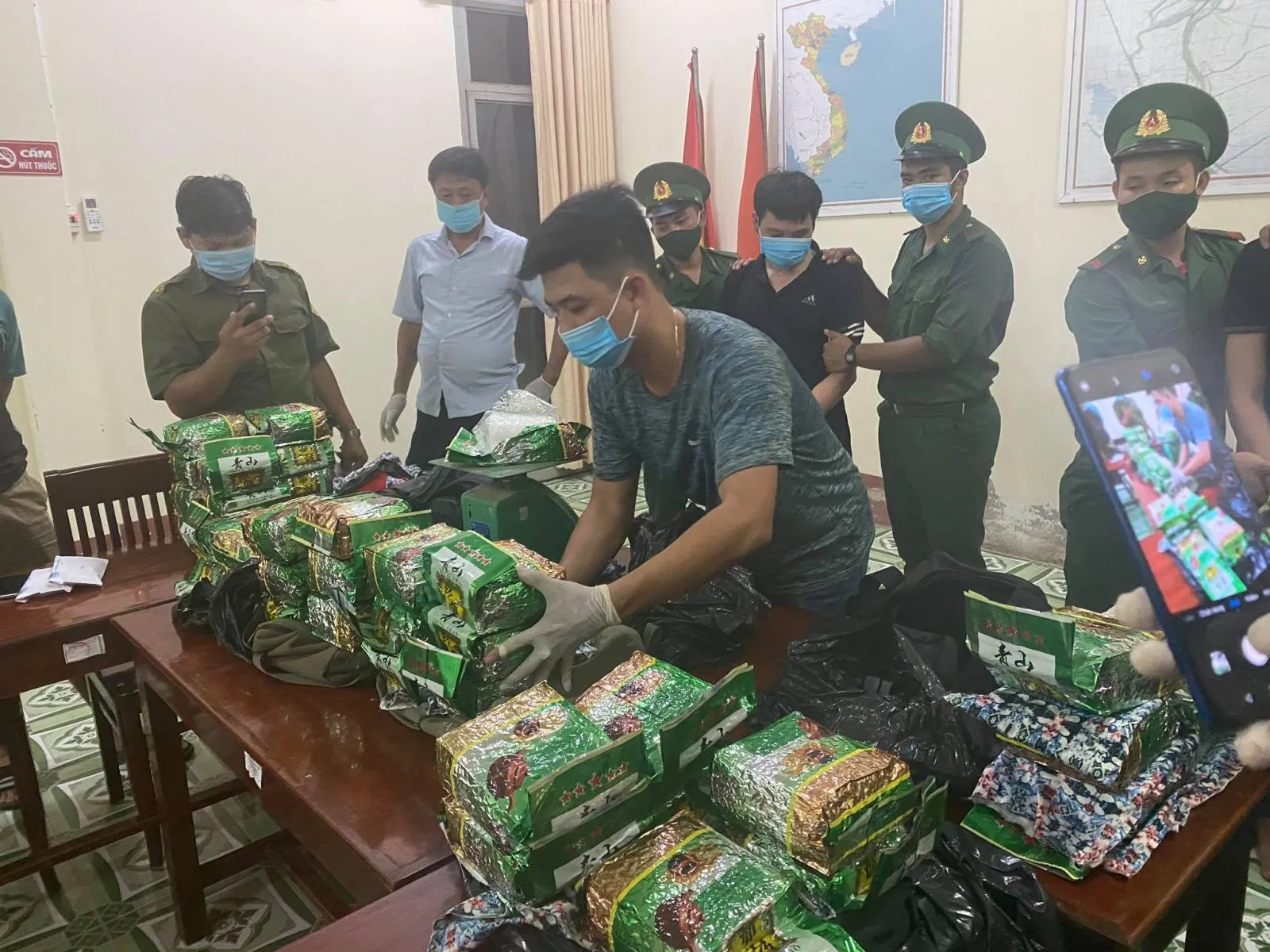 tang vật vụ vận chuyển 40 kg ma túy đá từ Campuchia về Việt Nam.