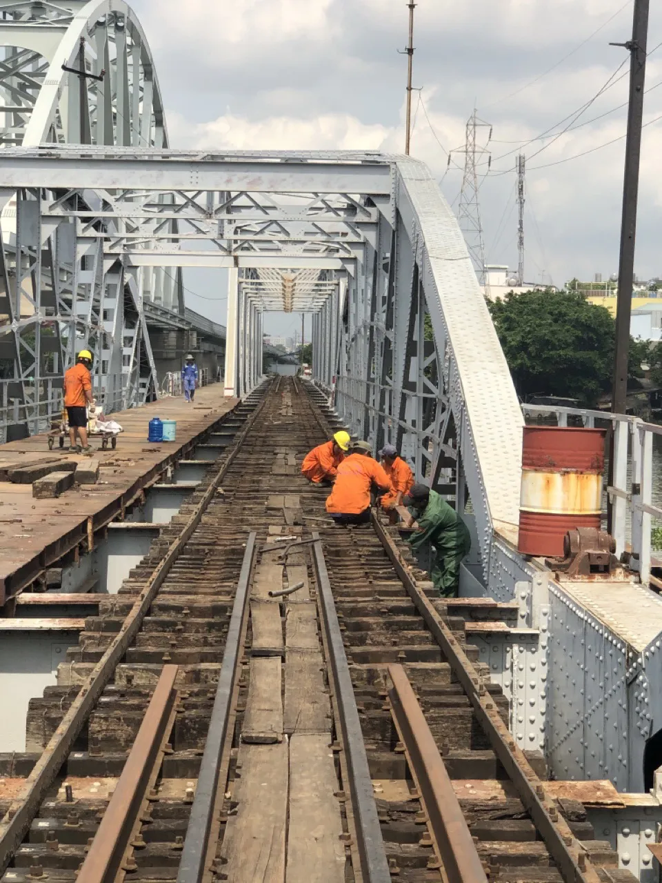 Công nhân bắt đầu tháo dỡ các đường ray cầu Bình Lợi 