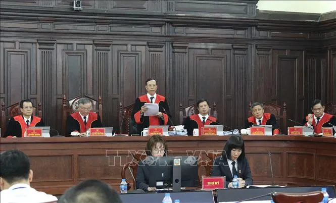 Phó Chánh án Toà án nhân dân Tối cao Nguyễn Trí Tuệ thay mặt Hội đồng Thẩm phán công bố phán quyết giám đốc thẩm về vụ án Hồ Duy Hải.