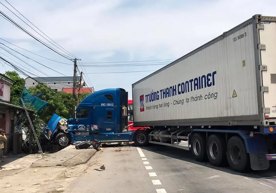 Tin tức tai nạn giao thông ngày 10/5/2020: Xe container tông xe khách, 1 phụ nữ chờ xe buýt tử vong