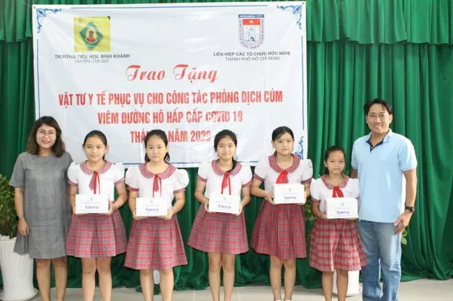 Liên hiệp các tổ chức hữu nghị TPHCM trao tặng khẩu trang cho học sinh trường Tiểu học Bình Khánh, huyện Cần Giờ