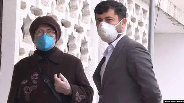 Người dân Tajikistan đeo khẩu trang trước khi chính phủ công bố ca nhiễm SARS-CoV-2 đầu tiên tại nước này.