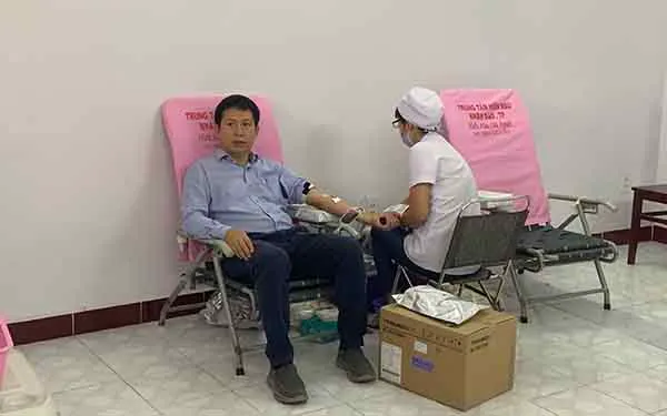 Phó Giám đốc Học viện Chính trị Khu vực 2 Nguyễn Tấn Vinh tham gia hiến máu