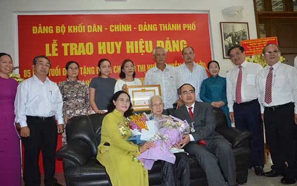 Bí thư Thành ủy Nguyễn Thiện Nhân trao Huy hiệu 85 năm tuổi Đảng cho đồng chí Ngô Thị Huệ- phu nhân cố Tổng Bí thư Nguyễn Văn Linh