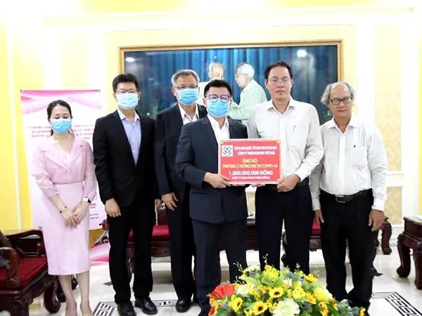 Đại diện Tập đoàn Pouchen ủng hộ 1,5 tỷ đồng vào quỹ phòng chống dịch Covid -19 của Ủy ban Mặt trận Tổ quốc Việt Nam TPHCM