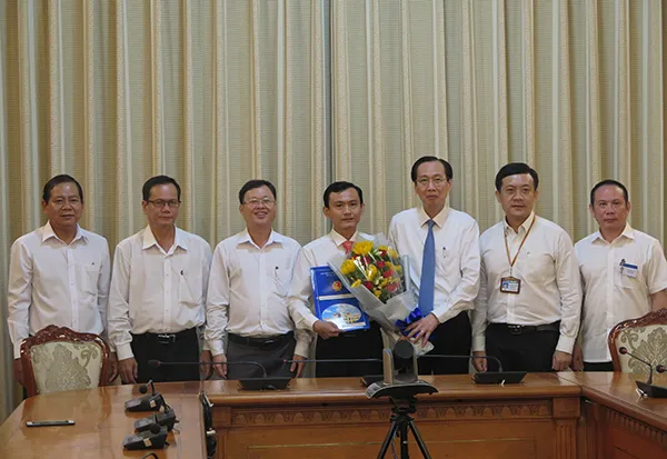 Phó Chủ tịch Thường trực UBND TP Lê Thanh Liêm trao quyết định cho ông Dương Đức Trọng 