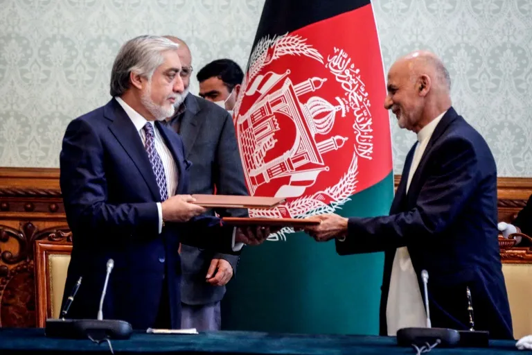 Afghanistan: Tổng thống Ghani và đối thủ Abdullah ký thỏa thuận chia sẻ quyền lực