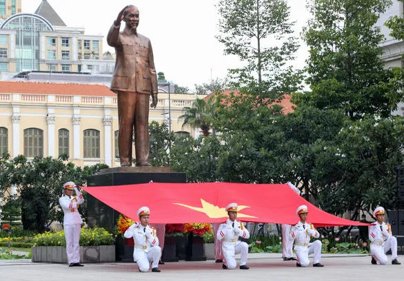 Lễ chào cờ được diễn ra long trọng tại đường đi bộ Nguyễn Huệ