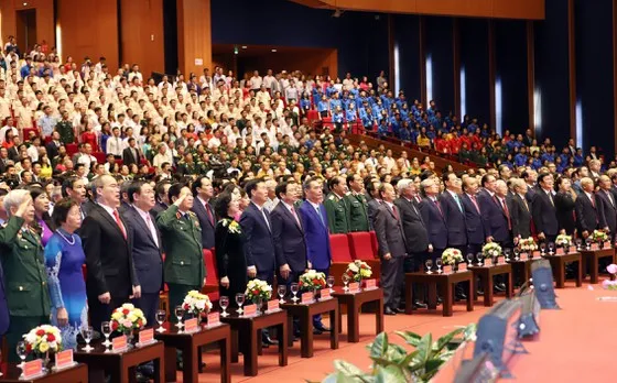 Các đồng chí lãnh đạo, nguyên lãnh đạo Đảng, Nhà nước cùng các đại biểu chào cờ và hát Quốc ca tại Lễ kỷ niệm.