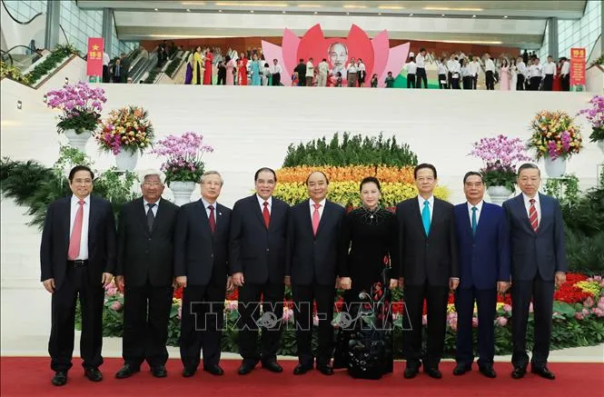 Thủ tướng Nguyễn Xuân Phúc cùng các đồng chí lãnh đạo Đảng, Nhà nước tham dự Lễ kỷ niệm. Ảnh: TTXVN