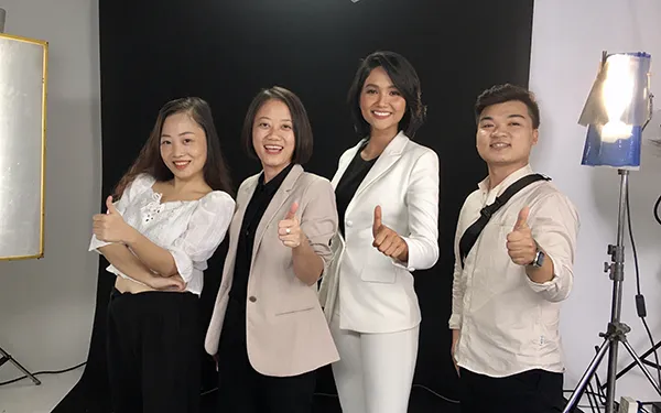 Hoa hậu H'Hen Niê cùng ekip thực hiện của Đại sứ quán Anh