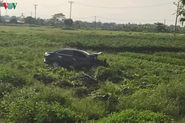 Tin tức tai nạn giao thông hôm nay 21/5/2020: Xe chở lúa lật xuống mương, một nông dân tử vong 