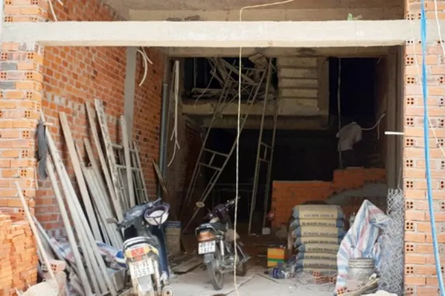 Phú Yên: Sập giàn giáo, 4 công nhân rơi từ tầng 2 bị thương 