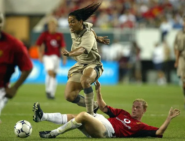 MU từng mua hụt Ronaldinho vào năm 2003