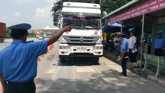Thanh tra giao thông mở đợt cao điểm kiểm soát xe quá tải tại TPHCM