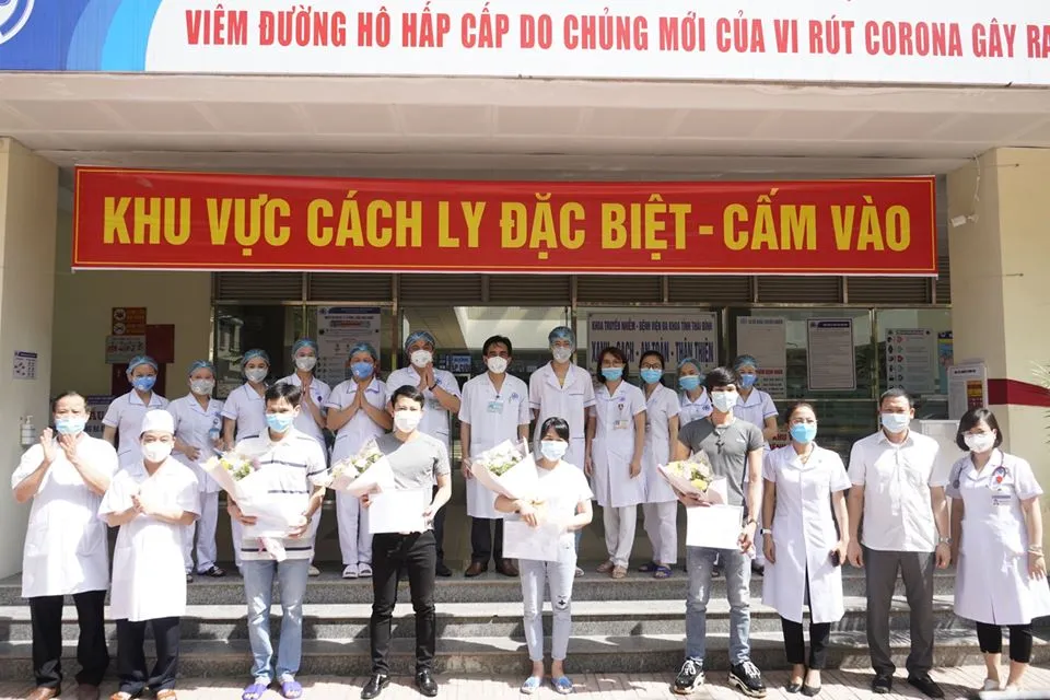 Các bệnh nhân được công bố khỏi bệnh tại Bệnh viện Đa khoa tỉnh Thái Bình.