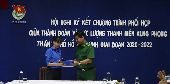 Bà Phan Thị Thanh Phương, Bí thư Thành đoàn trao văn bản ký kết liên tịch với ông Lê Minh Khoa, Chỉ huy trưởng Lực lượng TNXP TPHCM về kế hoạch phối hợp thực hiện các nhiệm vụ trọng tâm giai đoạn 2020 - 2022