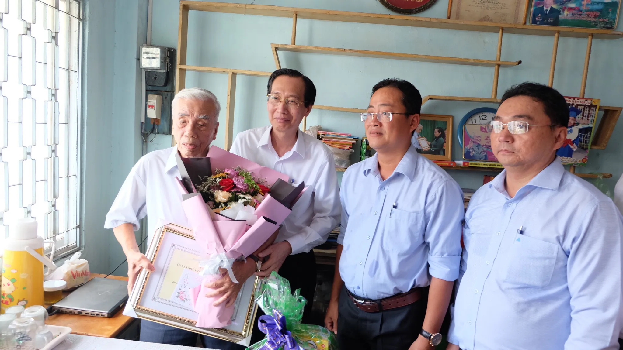 Phó Chủ tịch thường trực UBND TPHCM Lê Thanh Liêm thăm và chúc thọ cụ ông Ngô Văn Bé cũng là cán bộ hưu trí, thương binh, Đảng viên 65 năm tuổi Đảng