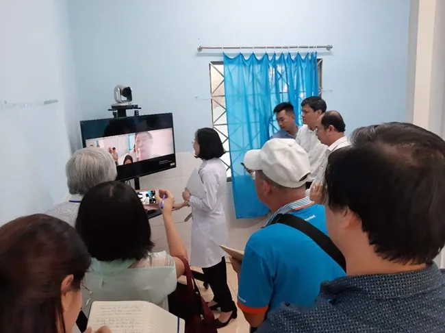 Bác sĩ Nguyễn Thị Thương – Trưởng trạm Y tế phường 16 quận Gò Vấp đang hội chẩn từ xa triển khai khám, chữa bệnh tại nhà