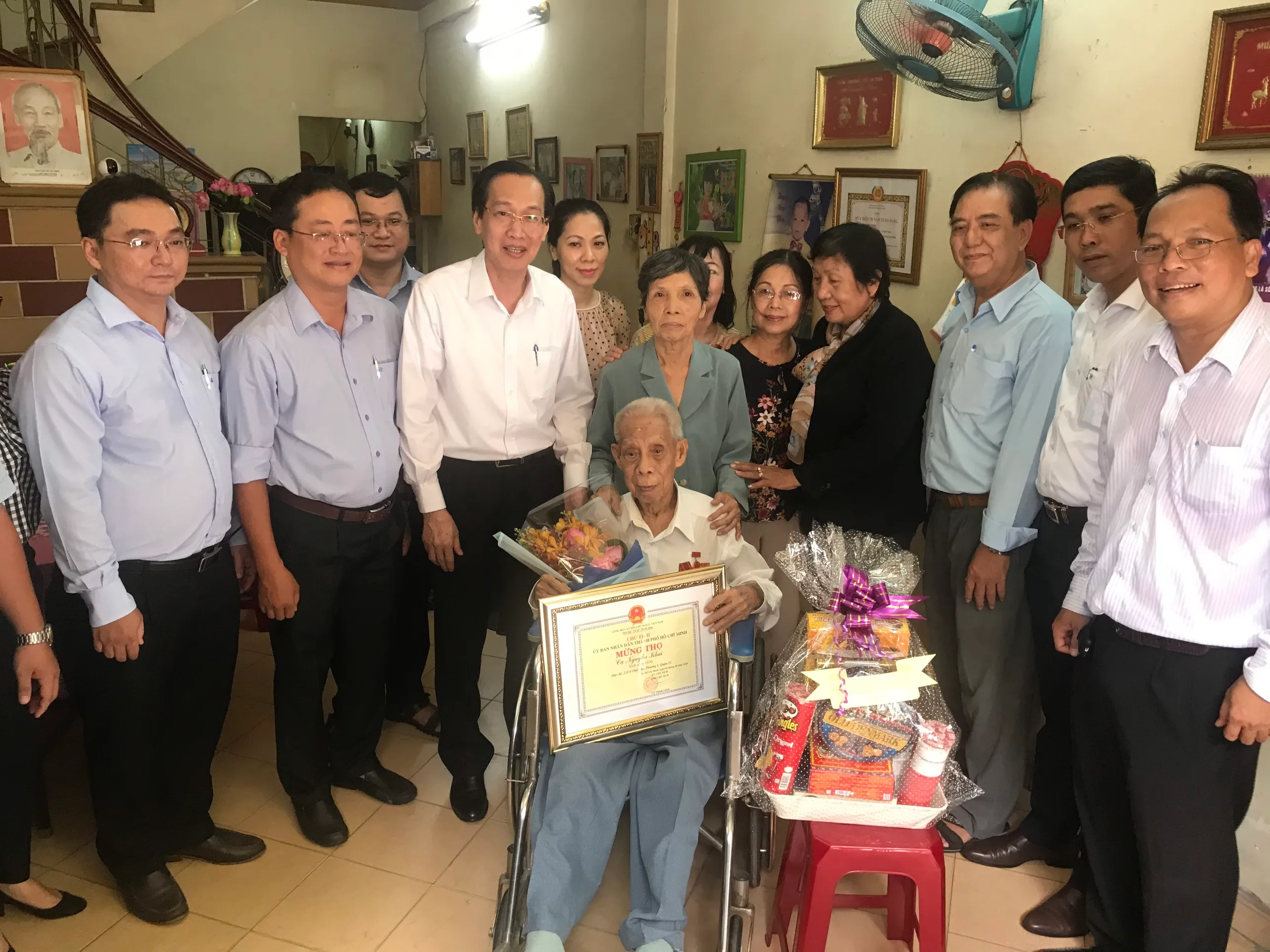 Đoàn Đại biểu thành phố đến thăm và chúc thọ cụ ông Nguyễn Khai -người tham gia hoạt động kháng chiến giải phóng dân tộc bảo vệ Tổ quốc làm nhiệm vụ Quốc tế, cán bộ hưu trí, Đảng viên 70 năm tuổi Đảng