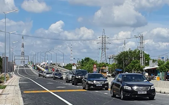 Thông xe cầu Tân An qua sông Vàm Cỏ Tây trên Quốc lộ 1A