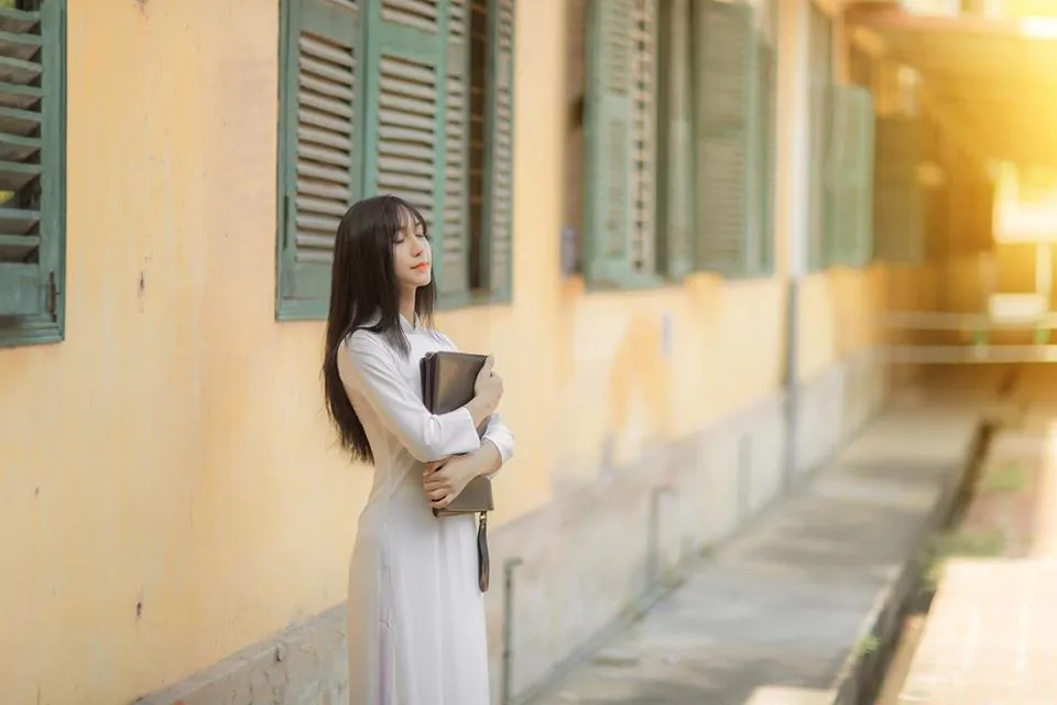 voh-lynk-lee-khoe-ve-diu-dang-trong-ta-ao-dai-trang-voh.com.vn-anh7