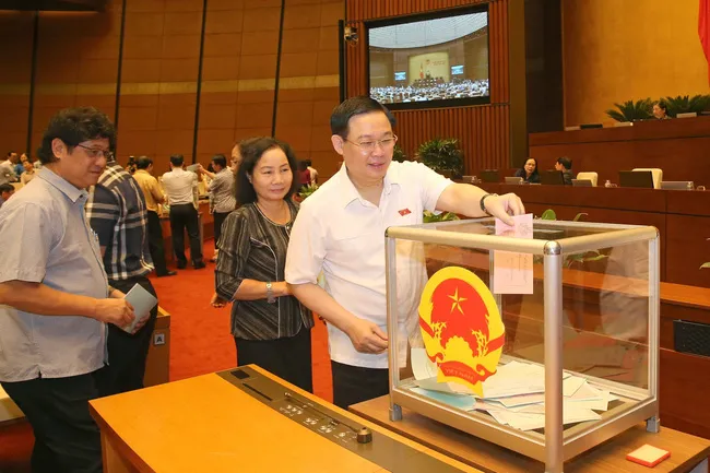 Bí thư Thành ủy Hà Nội Vương Đình Huệ và các đại biểu Quốc hội bỏ phiếu