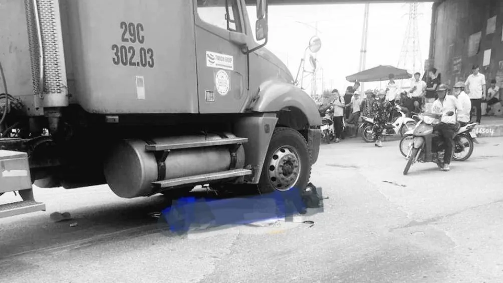 Tin tức tai nạn giao thông hôm nay 11/6/2020: Container cuốn xe đạp điện vào gầm, 2 nữ sinh tử vong