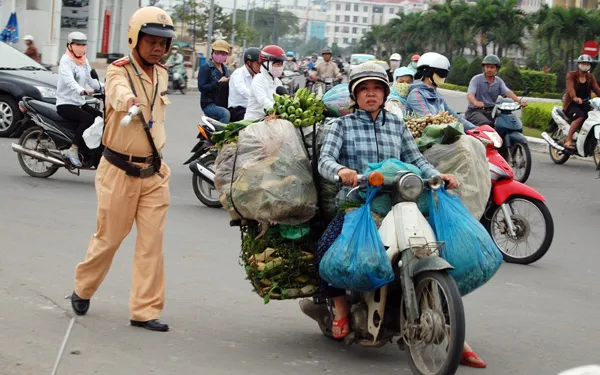 Cảnh sát giao thông kiểm tra người tham gia giao thông
