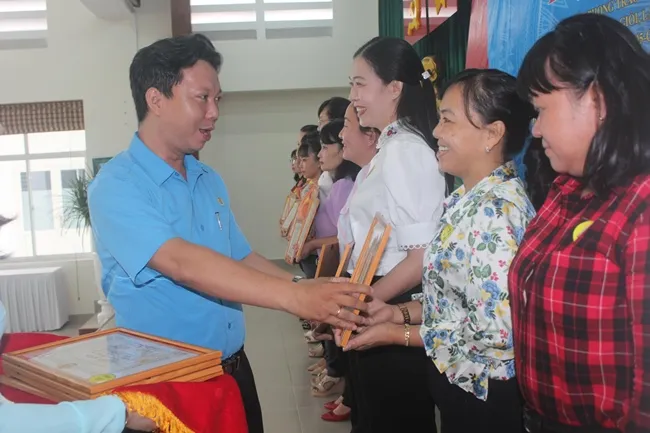 Chủ tịch Liên đoàn lao động Quận 10 - Nguyễn Trường Sơn tặng giấy khen cho cá nhân xuất sắc 