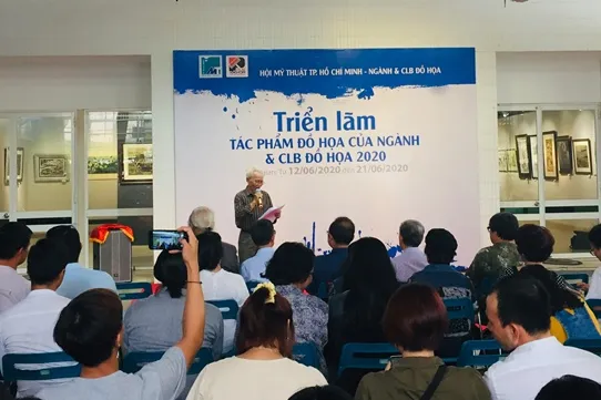 Nhà giáo Nhân dân, họa sĩ Huỳnh Văn Mười - Chủ tịch Hội Mỹ Thuật TPHCM phát biểu tại triển lãm. 