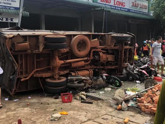 Đăk Nông: Ô tô tải lao vào chợ, 5 người chết