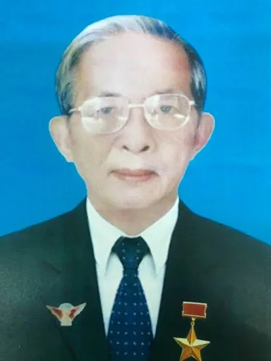 Đồng chí Trần Quốc Hương (tên khai sinh là Trần Ngọc Ban); bí danh Mười Hương