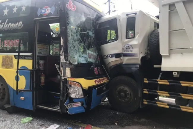 Tin tức tai nạn giao thông hôm nay 15/6/2020: Xe tải và 2 xe khách tông nhau, đèo Bảo Lộc kẹt cứng
