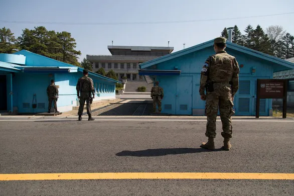 Các binh sĩ Hàn Quốc và Mỹ gác tại làng đình chiến Bàn Môn Điếm ở khu phi quân sự liên Triều 
