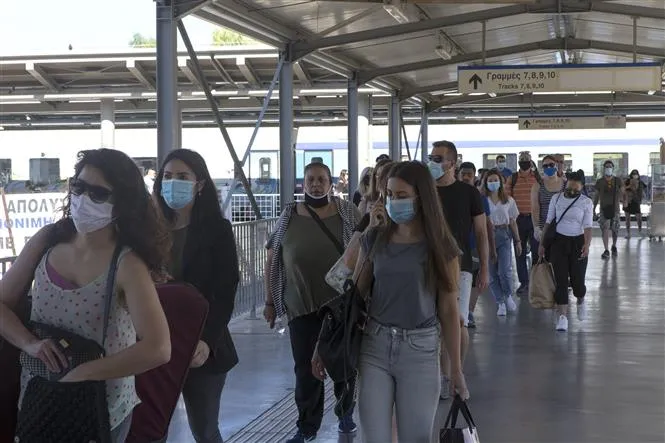 Người dân xếp hàng chờ kiểm tra thân nhiệt tại nhà ga tàu hỏa ở Athens, Hy Lạp 