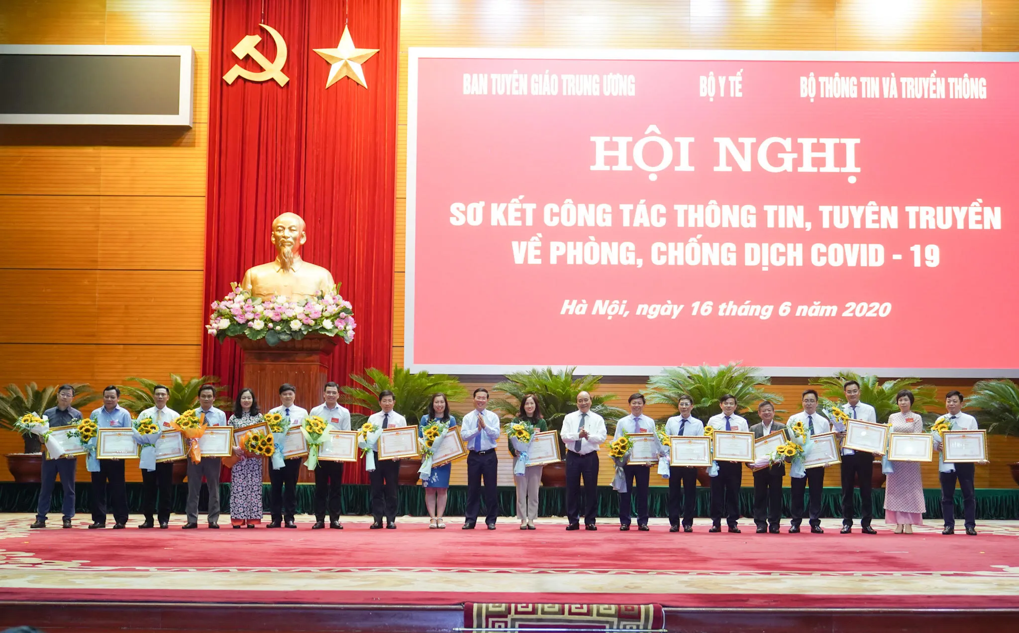 Thủ tướng Nguyễn Xuân Phúc trao Bằng khen của Thủ tướng cho 18 tập thể có thành tích xuất sắc trong công tác thông tin, tuyên truyền về phòng chống dịch COVID-19. Ảnh: VGP/Quang Hiếu