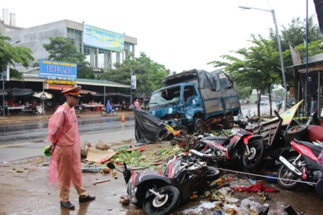 Vụ xe tải lao vào chợ khiến 5 người chết: Khởi tố, bắt tạm giam tài xế 