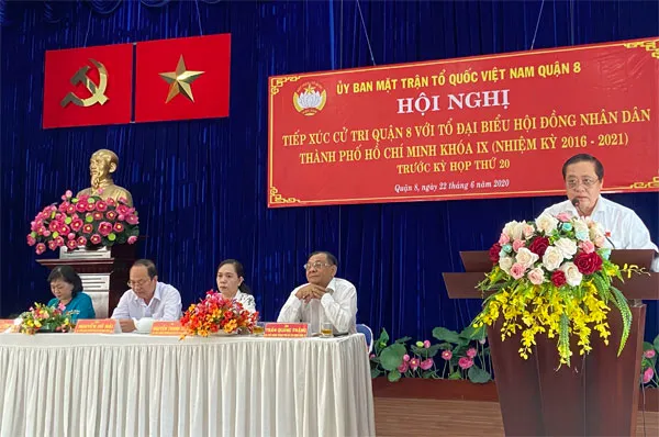 Ông Nguyễn Trọng Trí - Phó giám đốc Đài TNND TPHCM - VOH, đại diện tổ đại biểu Hội đồng nhân dân thành phố phát biểu trả lời ý kiến của cử tri quận 8