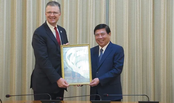 Chủ tịch Nguyễn Thành Phong cũng mong 6 tháng cuối năm Tổng lãnh sự quán Hoa Kỳ phối hợp với TP để tổ chức các hoạt động kỷ niệm 25 năm bình thường hóa quan hệ Việt Nam-Hoa Kỳ.
