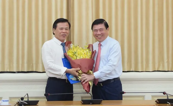 Chủ tịch UBND TPHCM Nguyễn Thành Phong trao quyết định và tặng hoa cho ông Nguyễn Hữu Tín
