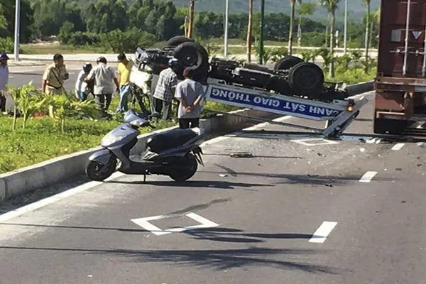 Tin tức tai nạn giao thông hôm nay 24/6/2020: Xe con tông liên hoàn 2 xe máy, 1 người nguy kịch 