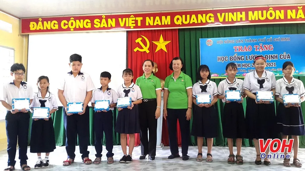 Hội Nông dân TPHCM tặng học bổng Lương Định Của cho con hội viên nông dân khó khăn tại trường THCS Nguyễn Thị Lựu, tỉnh Đồng Tháp