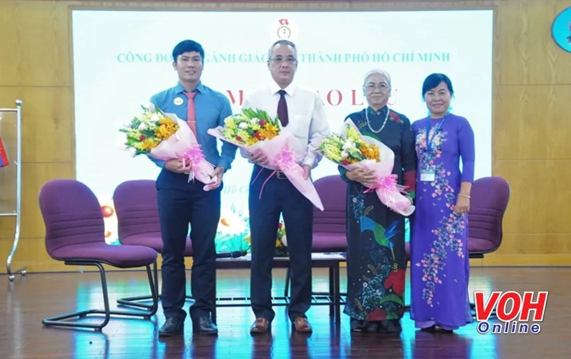 Bà Nguyễn Thị Gái - Chủ tịch Công đoàn Giáo dục TPHCM trao hoa cho đại diện 3 thế hệ Nhà giáo