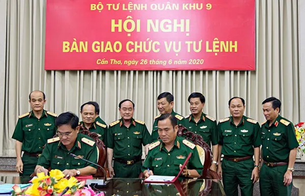 Thượng tướng Trần Đơn chứng kiến ký biên bản bàn giao chức vụ Tư lệnh Quân khu 9 giữa Trung tướng Nguyễn Hoàng Thủy (bên phải) và Thiếu tướng Nguyễn Xuân Dắt. (Ảnh: QĐND)