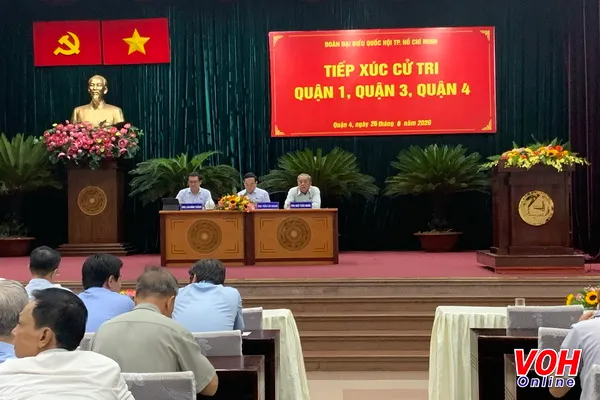 Phó bí thư Thường trực Thành ủy TPCHM Trần Lưu Quang đã dành nhiều thời gian để phản hồi lại tất cả các nhóm ý kiến được cử tri các Quận 1, Quận 3 và Quận 4 nêu ra