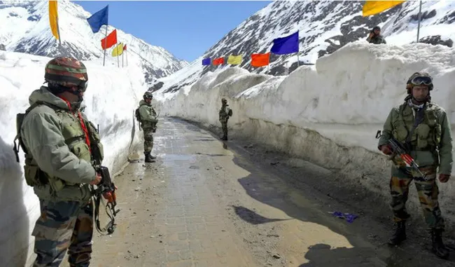 Binh lính Ấn Độ đứng gác tại khu vực dọc biên giới với Trung Quốc